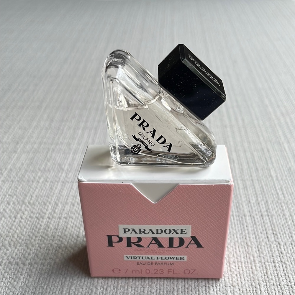 Prada paradoxe virtual flower miniature